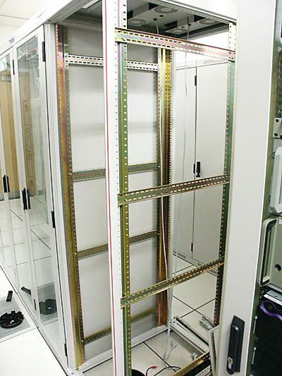 Server upgrades 31 aug: Nieuw rack geplaatst
