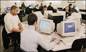 Studenten achter monitoren