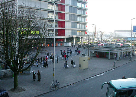 HCC Dagen 2002 fotoverslag: uitgang NS station