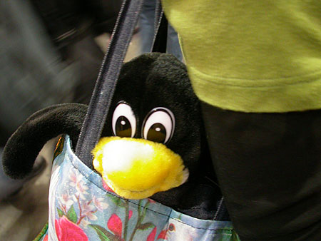 HCC Dagen 2002 fotoverslag: Tux in Marieke's tas
