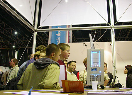 HCC Dagen 2002 fotoverslag - Tweakers.net stand Versteeg casemod