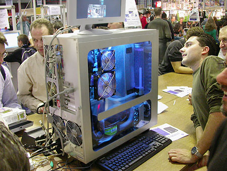 HCC Dagen 2002 fotoverslag - Tweakers.net stand A.P. Versteeg casemod voorkant