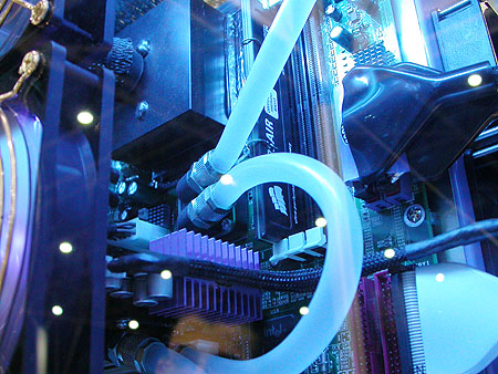 HCC Dagen 2002 fotoverslag - Tweakers.net stand A.P. Versteeg casemod voorkant