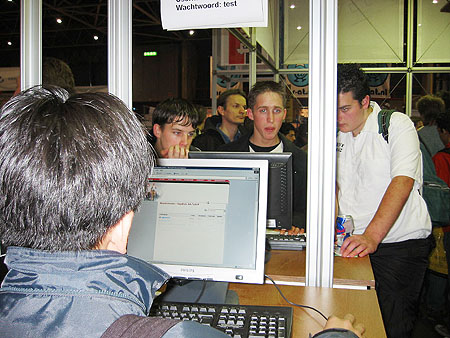 HCC Dagen 2002 fotoverslag - Tweakers.net stand terminals