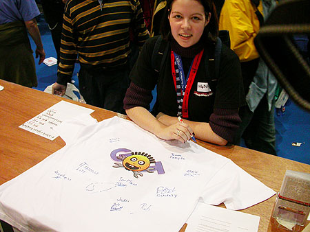 HCC Dagen 2002 fotoverslag: T-shirt handtekeningen