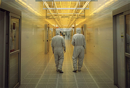 Micron werknemers in Fabrication area corridor