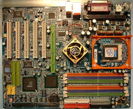 Gigabyte met i875-chipset en 6 DIMM-sleuven