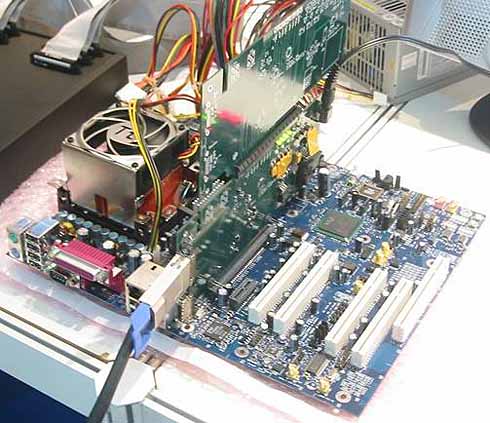 Moederbord met Intel Kyrene-chipset @ IDF Japan 2003