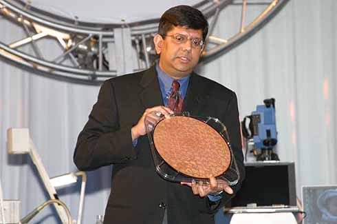 Intel-dude met Dothan wafer Intel-dude met Dothan wafer
