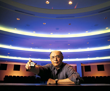 Hector Ruiz met AMD Opteron perspic (groot)