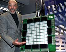IBM mannetje bij overdreven groot schaalmodel 64-core cpu 