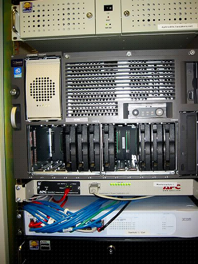 Serverupgrade 17-06-2003: Compaq van voren