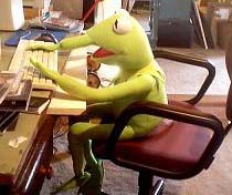 Kermit achter de pc