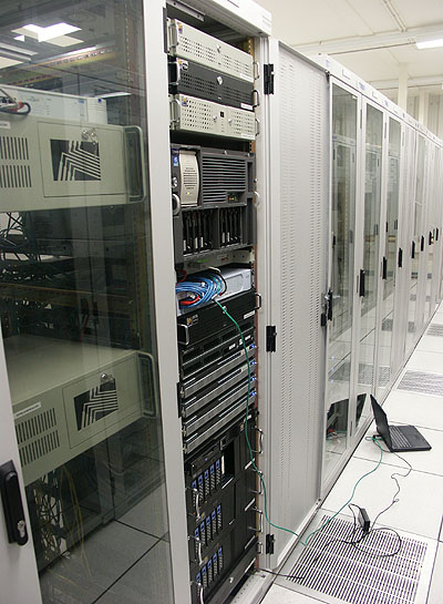 Artemis serverupgrade 1/3 november 2003 - T.net rack voorkant