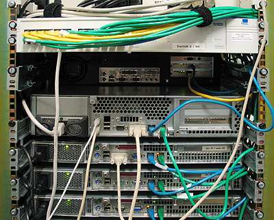 Artemis serverupgrade 1/3 november 2003 - Artemis en 4x dual Xeon achterkant