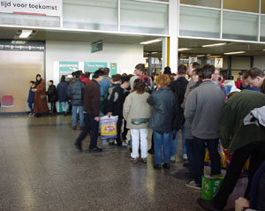 Pinautomaat HCC Dagen 1999 - er staan nog honderd wachtenden achter u