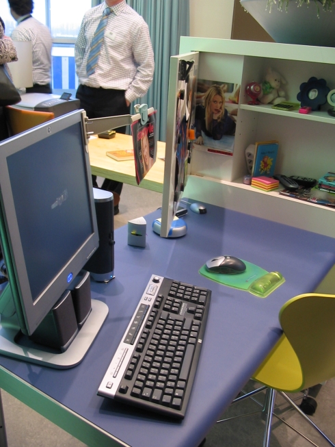 Living Tomorrow - Tiener pc-bureau (close up) Living Tomorrow - Tiener pc-bureau (close up)