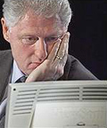 Ex-president Clinton achter computer