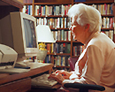 Oude mevrouw achter pc (kleiner)