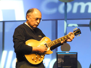 Hector Ruiz plukt aan gitaar Hector Ruiz plukt aan gitaar