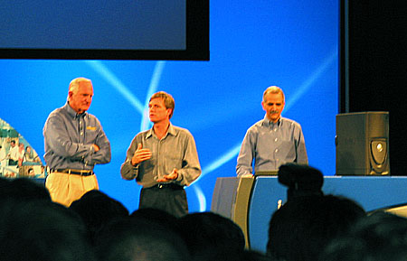 IDF 2004 - Craig Barret keynote - 64 bit Xeon Nocona systeem