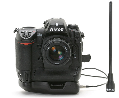 Nikon D2H-camera met optionele WiFi-module & extended range antenna Nikon D2H-camera met optionele WiFi-module & extended range antenna