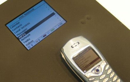 IDF 2004 - Sonoma notebook met EMA op telefoon (kleiner)