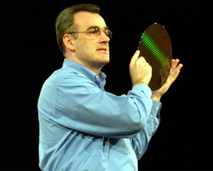 Intel's Louis Burns met Prescott-wafer Intel's Louis Burns met Prescott-wafer