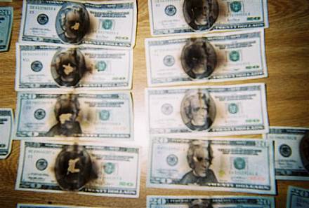 Dollarbiljet met ontplofte RFID-tag Dollarbiljet met ontplofte RFID-tag
