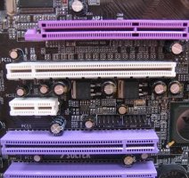 CeBIT 2004: AGP, PCI-E x1 / x16 en PCI op een Soltek-bord (klein)