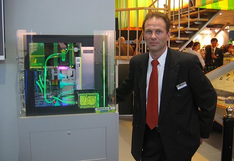 CeBIT 2004: Tom Versteeg (A.P.Versteeg) met een van z'n creaties
