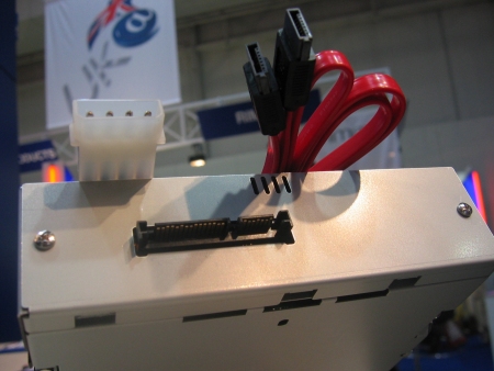 CeBIT 2004: Plextor PX-7125A SATA met kabels