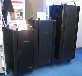 CeBIT 2004: drie formaten passief koelende TNN-kasten (klein)