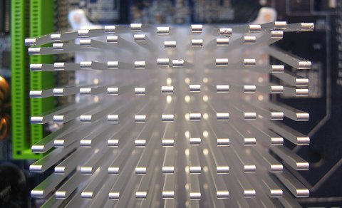 CeBIT 2004: beschadigde Northbridge-heatsink op Intel-moederbord