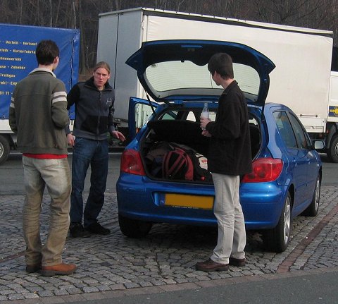 CeBIT 2004: Matthijs, Femme en Jonathan strekken de beentjes op een parking