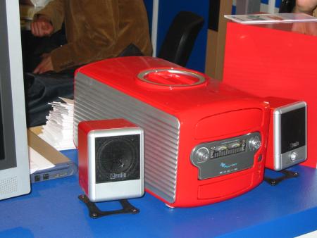 [CeBIT 2004] A-Zone A865G barebone (rood)