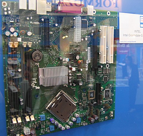 CeBIT 2004: Intel BTX-moederbord met Grantsdale-G CeBIT 2004: Intel BTX-moederbord met Grantsdale-G