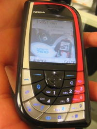 CeBIT 2004: Nokia 7610 in hand (klein)