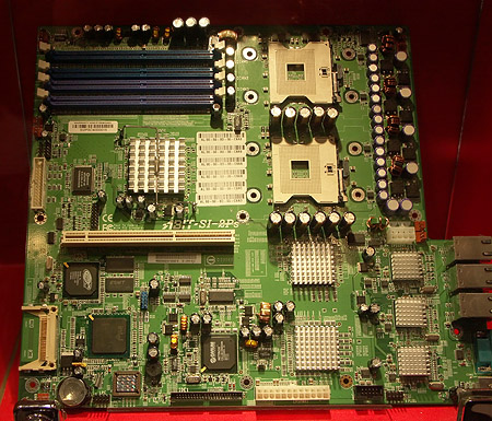 CeBIT 2004: Abit SI-2Ps dual Xeon plank