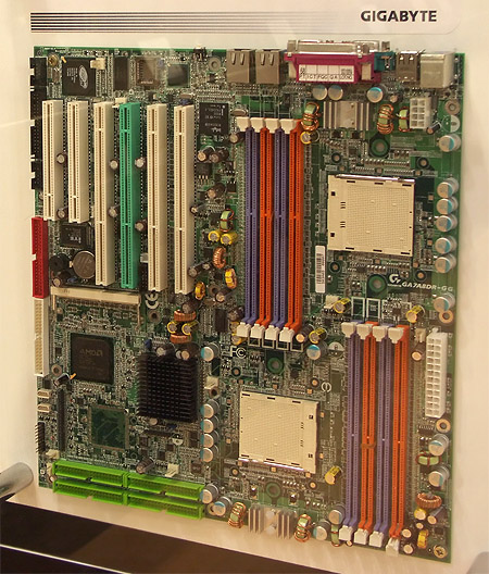 CeBIT 2004: Gigabit GA-7A8DRH dual Opteron serverplank CeBIT 2004: Gigabit GA-7A8DRH dual Opteron serverplank