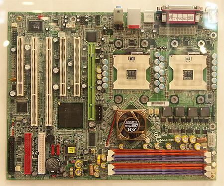 CeBIT 2004: Gigabyte GA-8IKHDW dual Xeon moederbord CeBIT 2004: Gigabyte GA-8IKHDW dual Xeon moederbord