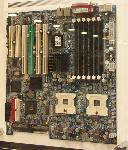 CeBIT 2004: Gigabyte GA-8IPXDR-E dual Xeon moederbord CeBIT 2004: Gigabyte GA-8IPXDR-E dual Xeon moederbord