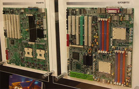 CeBIT 2004: Gigabyte GA-8EGXDR-EL dual Xeon moederbord naast dual Opteron bord CeBIT 2004: Gigabyte GA-8EGXDR-EL dual Xeon moederbord naast dual Opteron bord