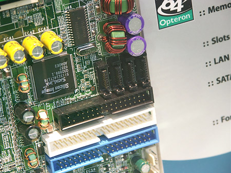 CeBIT 2004: MSI K8D Master3-FARM SATA-poorten CeBIT 2004: MSI K8D Master3-FARM SATA-poorten