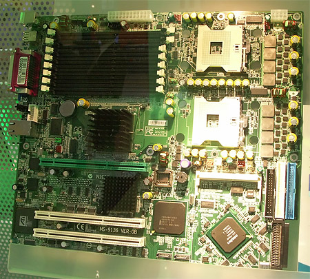 CeBIT 2004: MSI MS-9136 dual Xeon moederbord CeBIT 2004: MSI MS-9136 dual Xeon moederbord