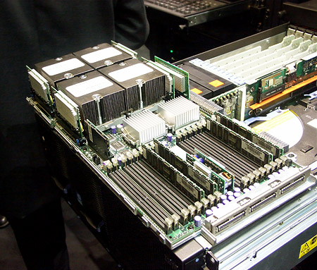 CeBIT 2004: IBM quad Xeon MP open gelegd CeBIT 2004: IBM quad Xeon MP open gelegd