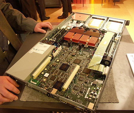 CeBIT 2004: Sun Fire V20z