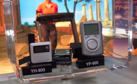 Samsung's YH-800 en YP-900, CeBit 2004