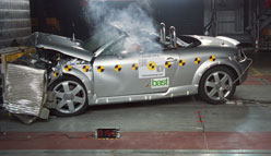 Audi TT roadster ontmoet plotseling overstekend blok beton