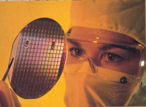 Labmedewerker met wafer Labmedewerker met wafer